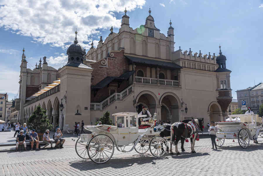 Polonia - Cracovia 008 - plaza Mayor del Mercado - Lonja de los Paños.jpg